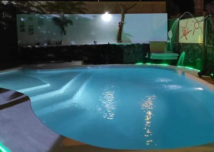 Lucía - Buganvillas Tías